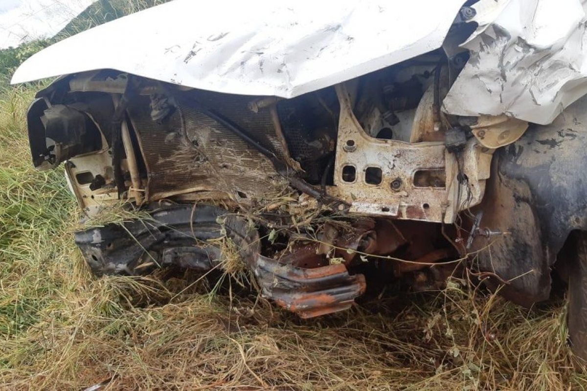 Colisão entre carros deixa homem ferido e mulher morta na BR-116