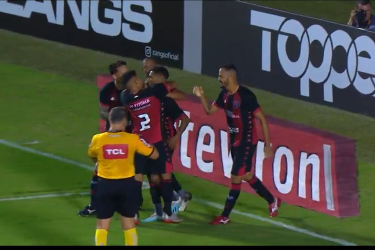 Vitória vira o primeiro tempo vencendo o Paraná