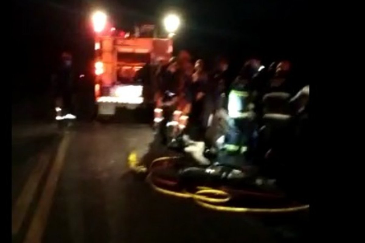 Duas pessoas morrem durante batida entre carro e caminhão na BR-324