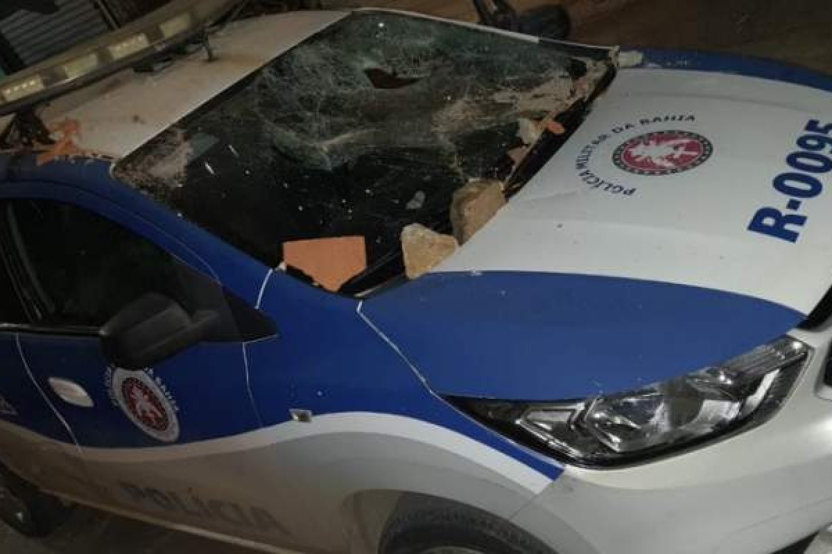 Vídeo: Homens suspeitos destroem viatura da PM na Vila Canária