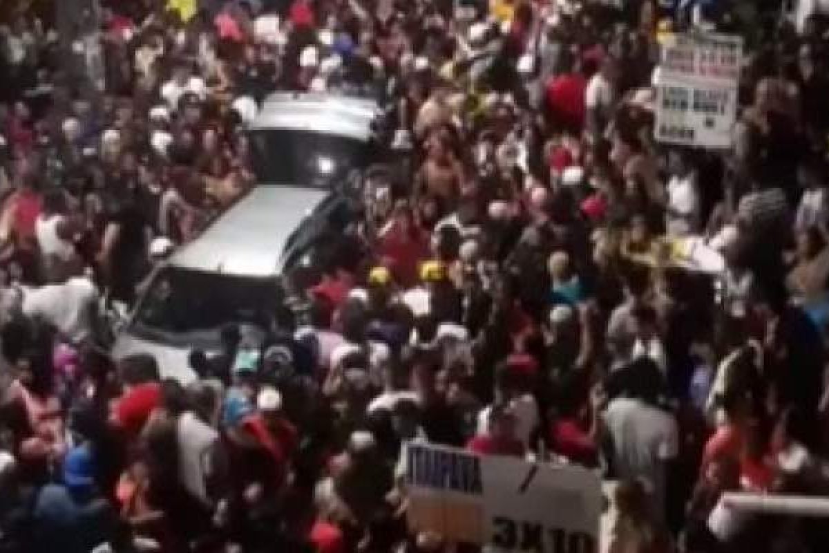 Pessoas se aglomeram em festa paredão no bairro de São Gonçalo, em Salvador