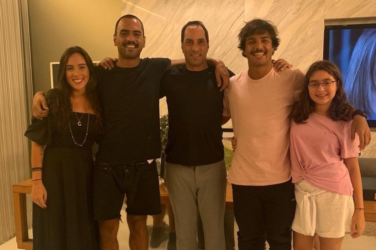 Edmundo faz as pazes com primogênito, Alexandre Mortágua, e posa ao lado dos quatro filhos