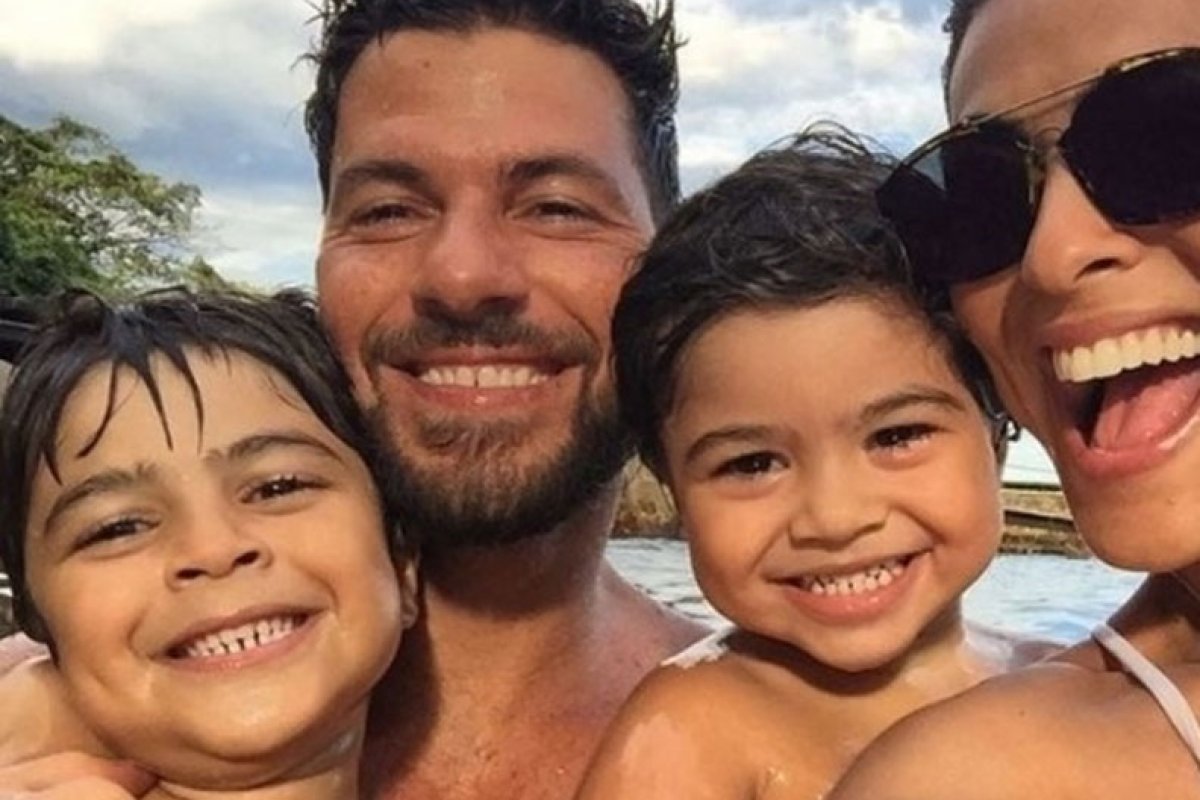 Ao lado do marido, Juliana Paes curte sábado de praia