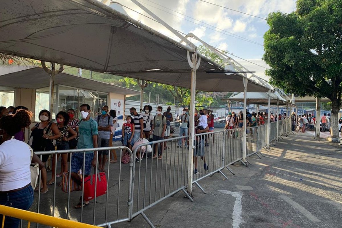 Ferry registra movimento intenso de passageiros no embarque para Ilha