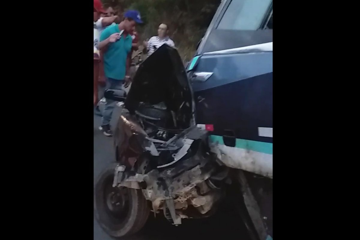 Quatro pessoas de carro morrem após batida com ônibus no sudoeste da Bahia