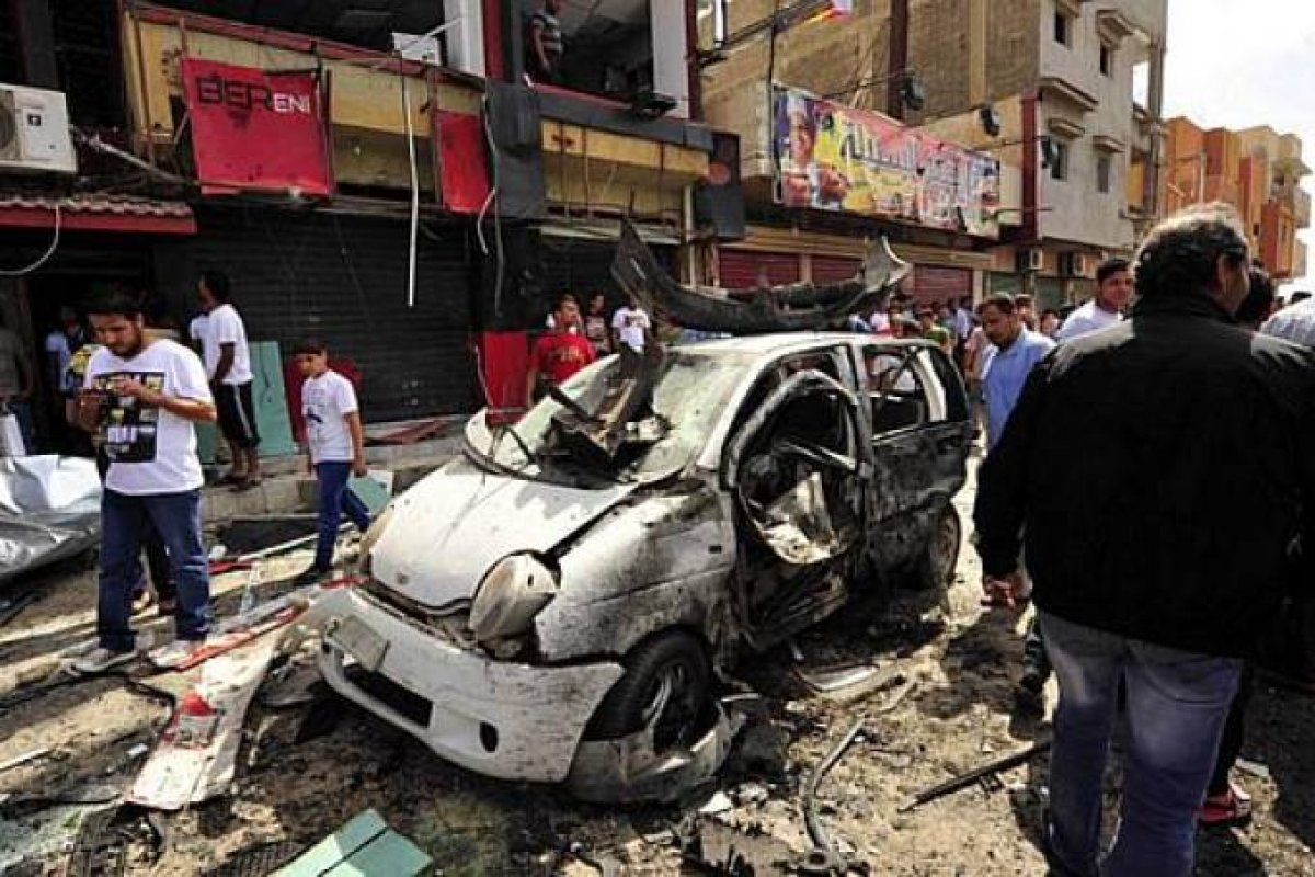 Carro-bomba explode e mata três na Líbia