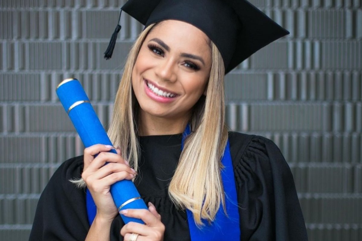 "Eu posso, eu quero e eu consigo", diz Lexa ao anunciar formação em curso de Marketing