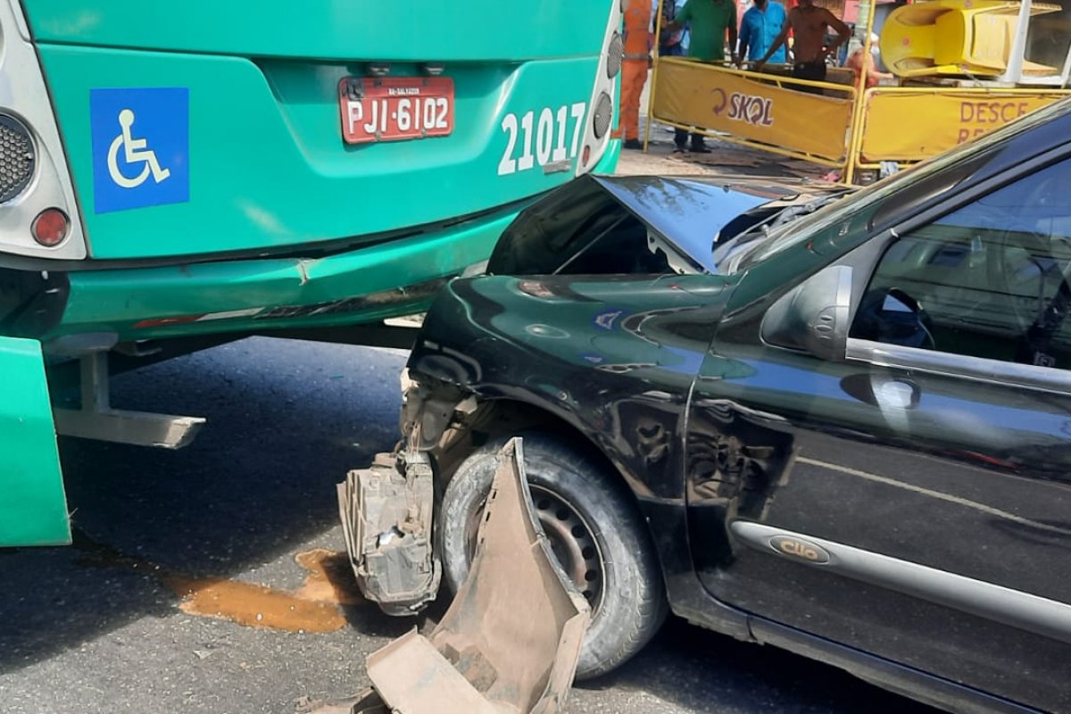 Após mal estar, motorista colide carro contra ônibus no bairro da Calçada, em Salvador