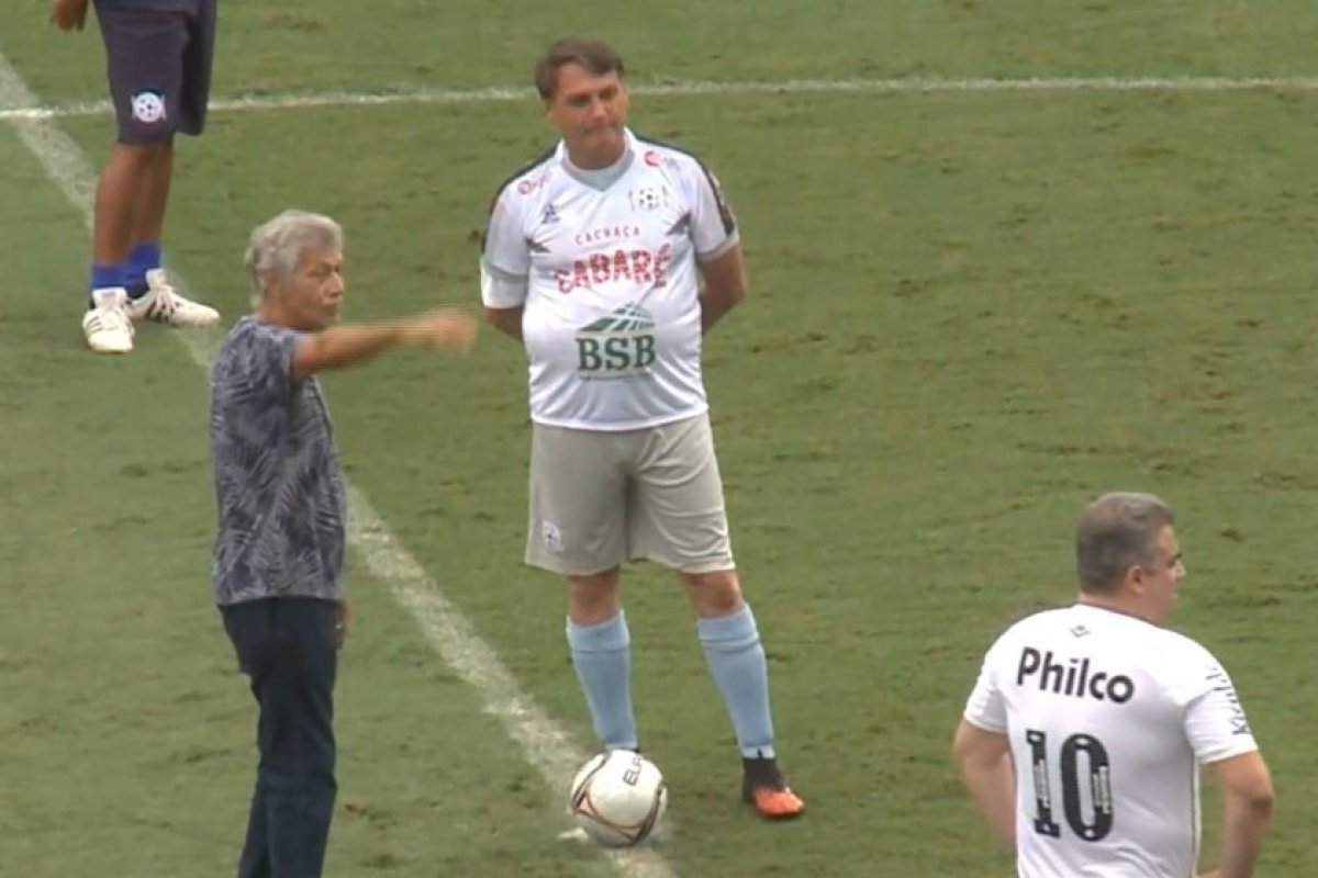 Assista: Bolsonaro participa de jogo beneficente no litoral de SP
