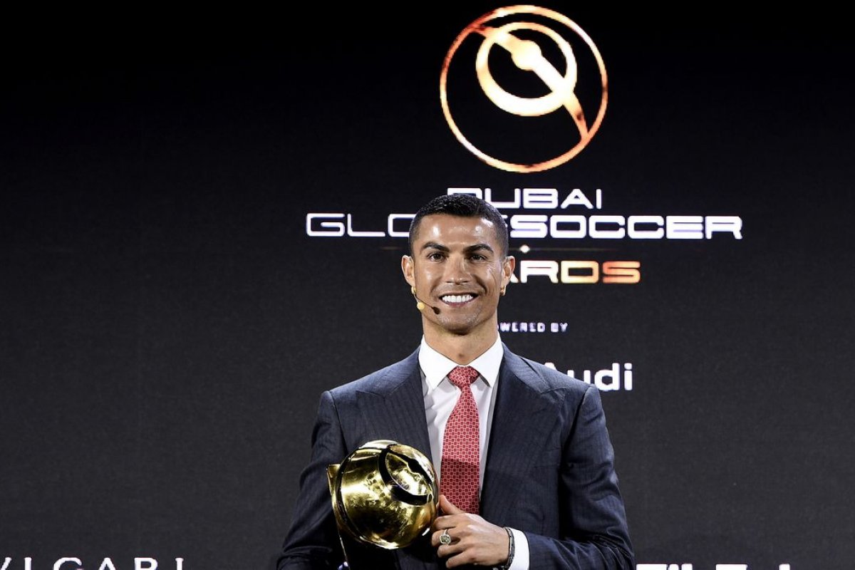 Cristiano Ronaldo recebe prêmio como melhor jogador do século