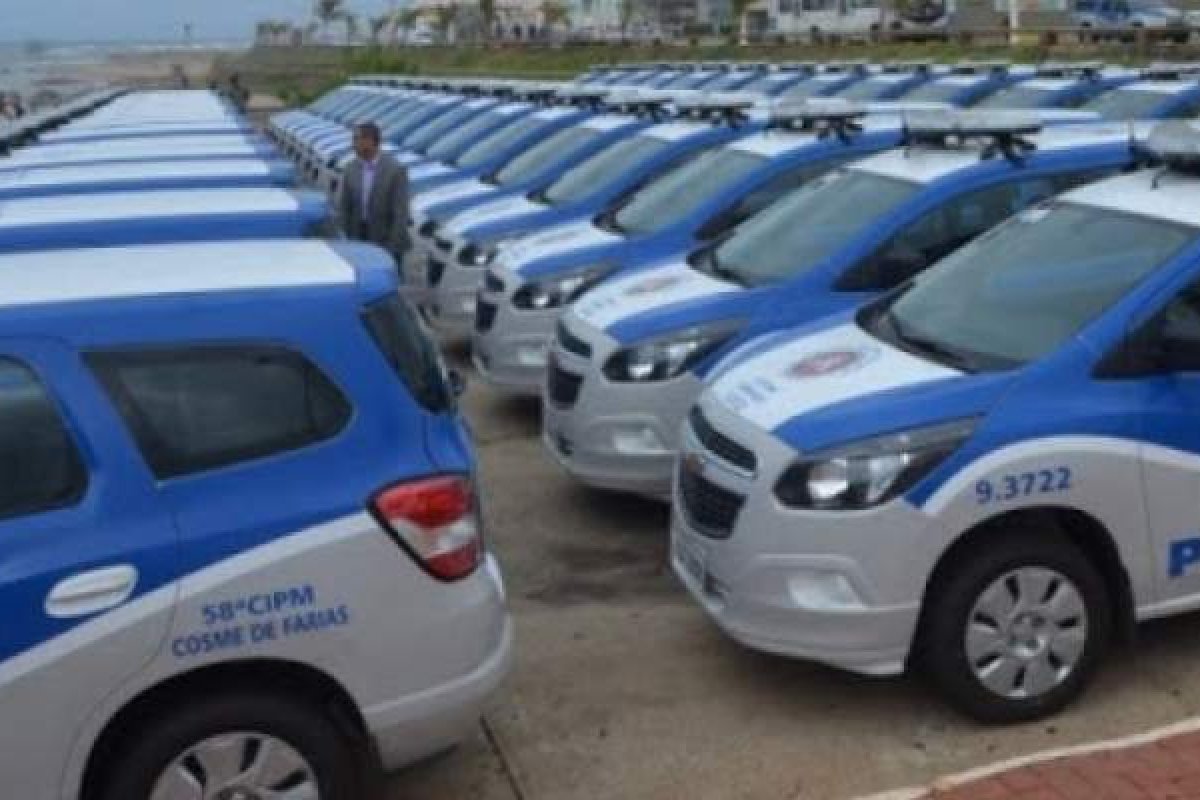 Homem é preso depois de ser visto urinando em viatura da PM