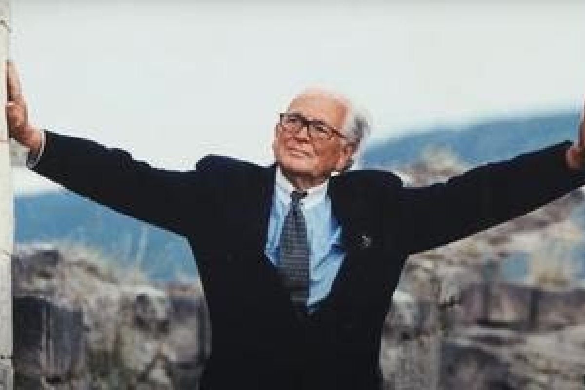 Luto na moda! Estilista francês Pierre Cardin morre aos 98 anos