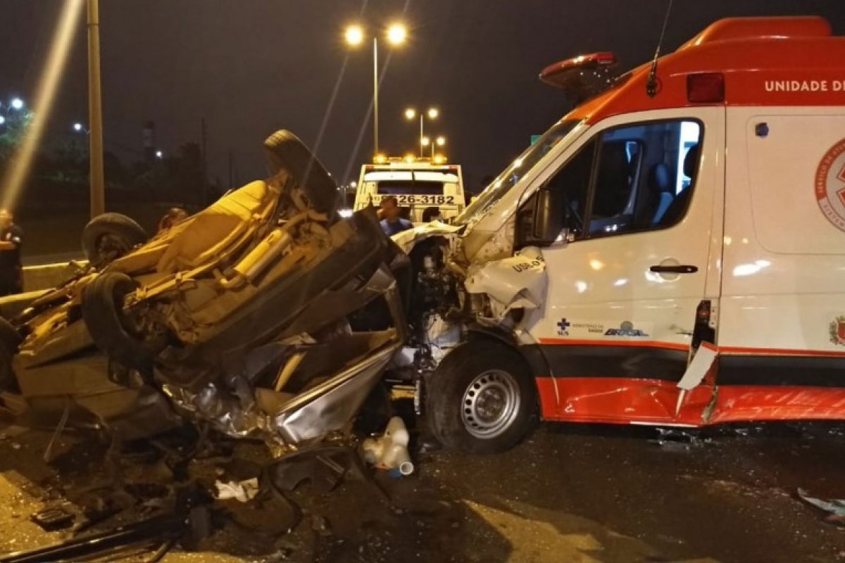 Acidente entre carro e ambulância fere sete em Salvador