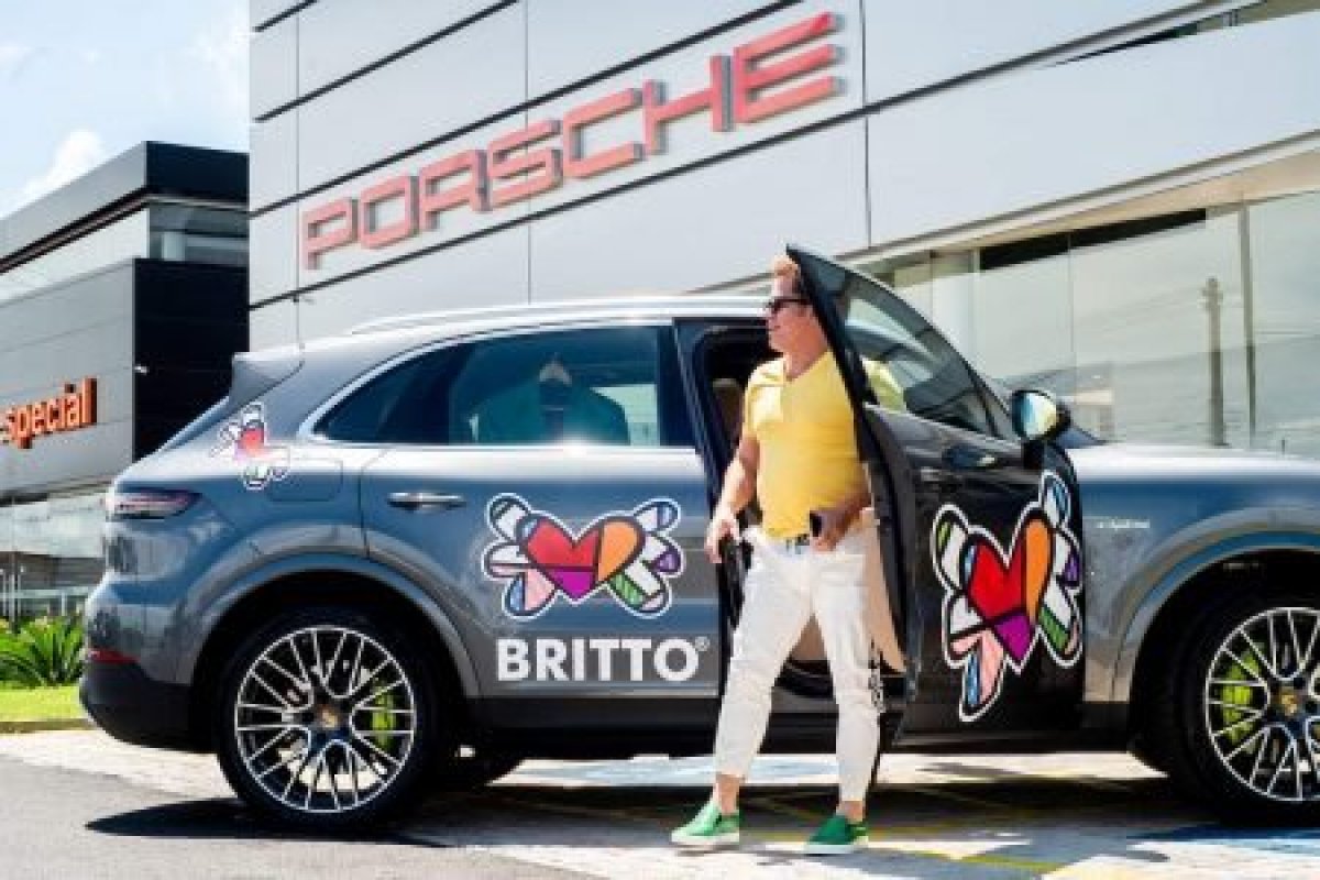 Romero Britto visita Michelle e Jair Bolsonaro em Brasília e faz intervenção em Porsche
