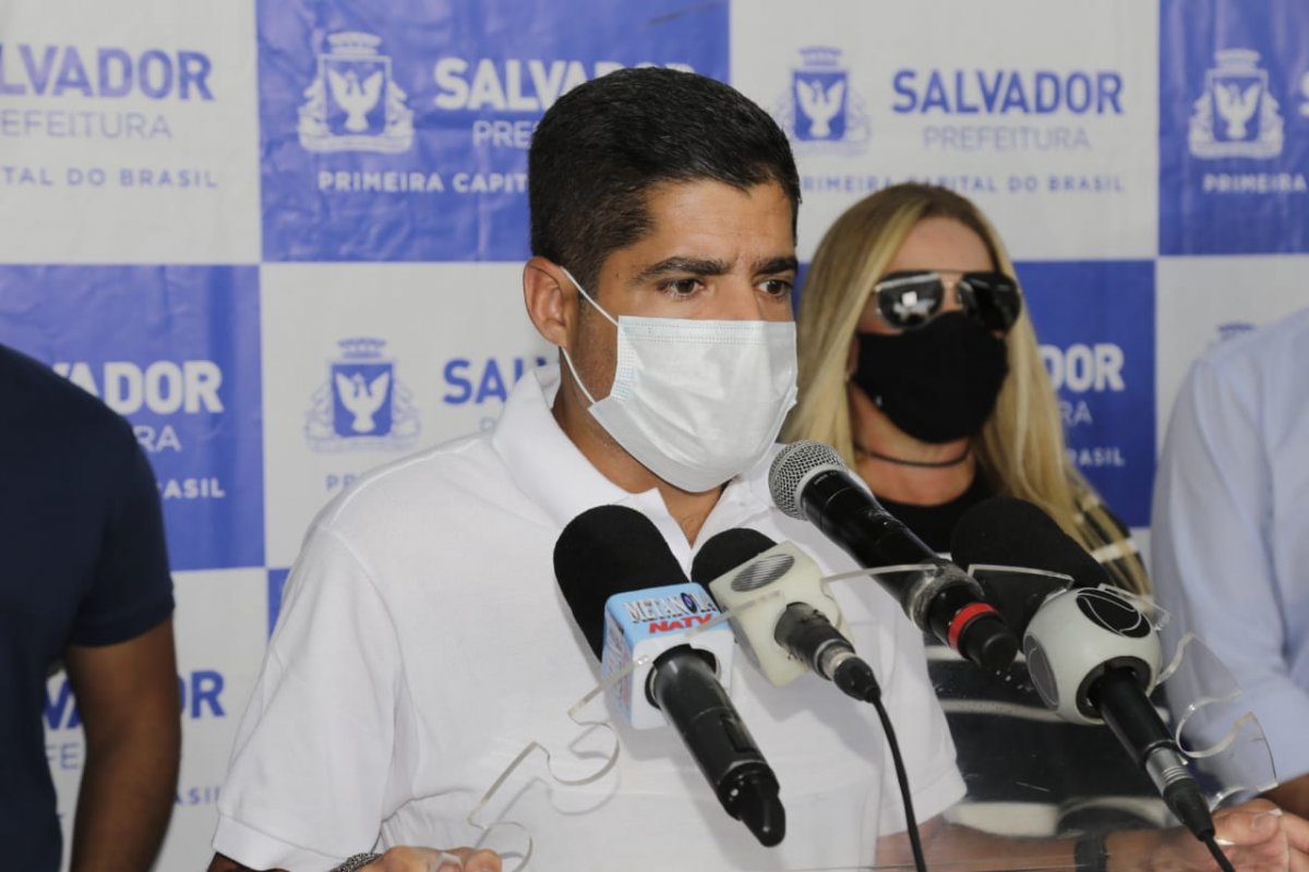 "Lamento que a novela da vacina no Brasil não esteja concluída", diz Neto