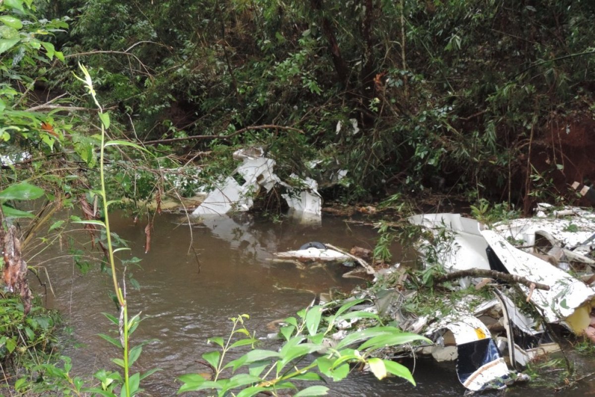 Família morre após queda de avião em rio na área rural no Paraná