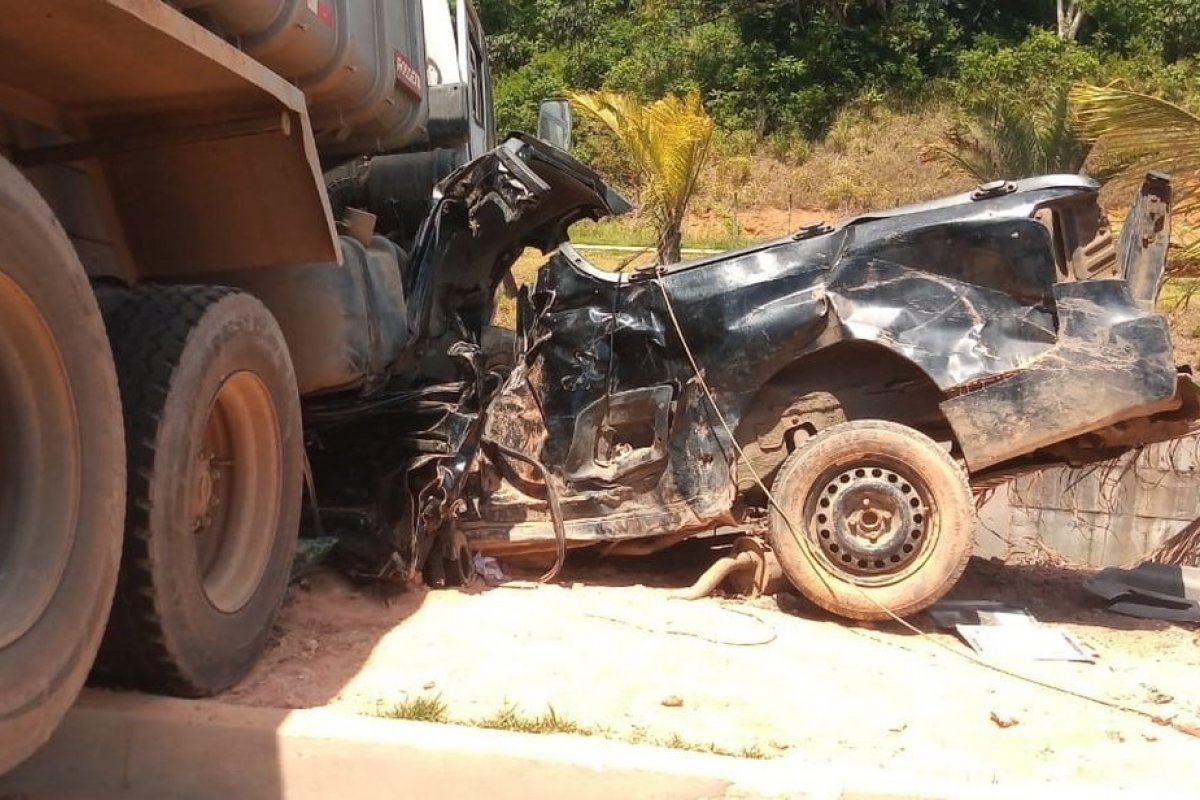 Morre homem que ficou preso às ferragens após batida entre caçamba e caminhonete