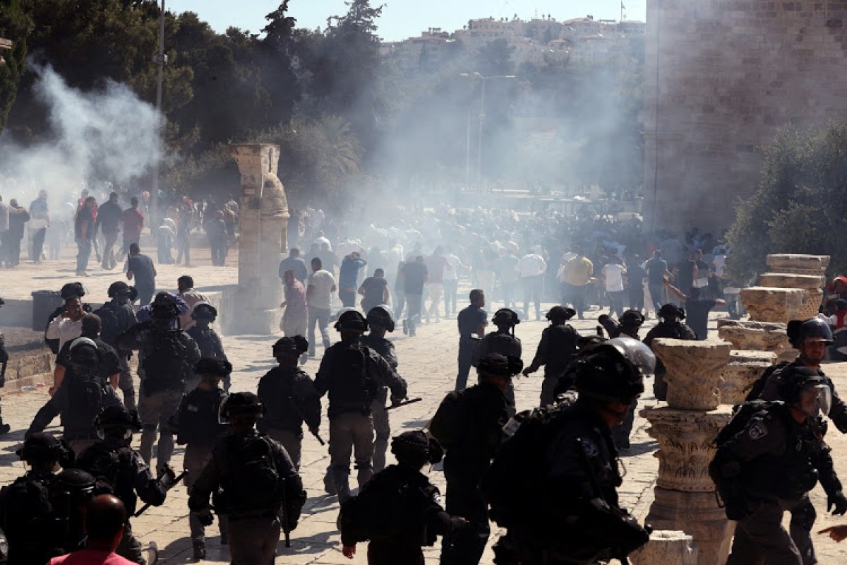 Palestinos e polícia israelita entram em conflito durante evento religioso