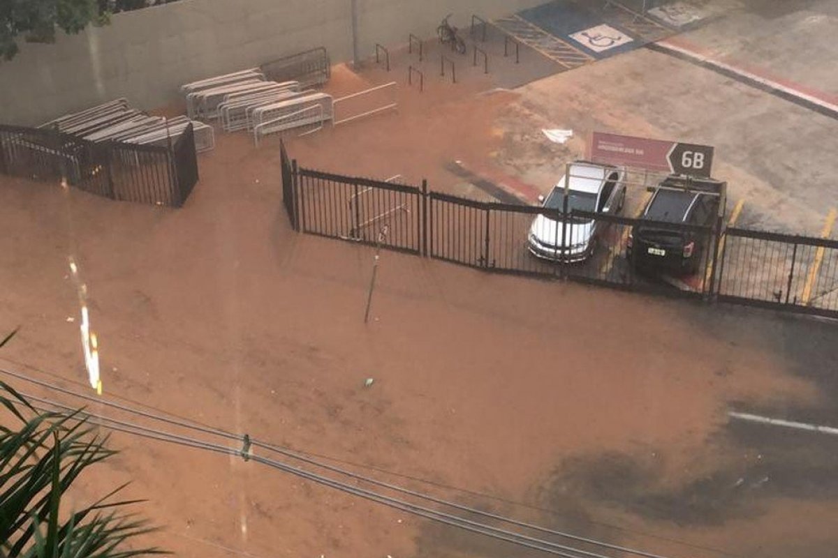 Vídeo: Estádio do Morumbi sofre novo alagamento e provoca danos ao São Paulo