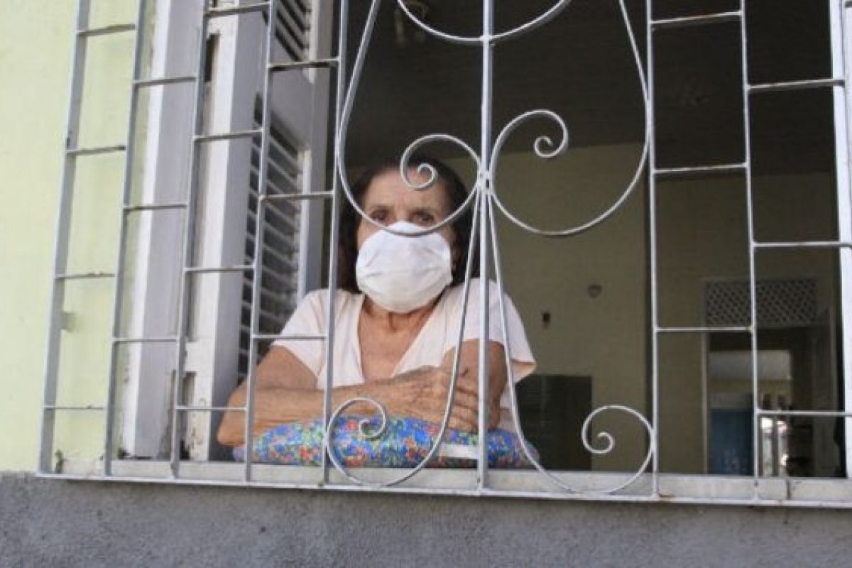 Pesquisa aponta que mulheres sofrem mais com o isolamento social do que os homens