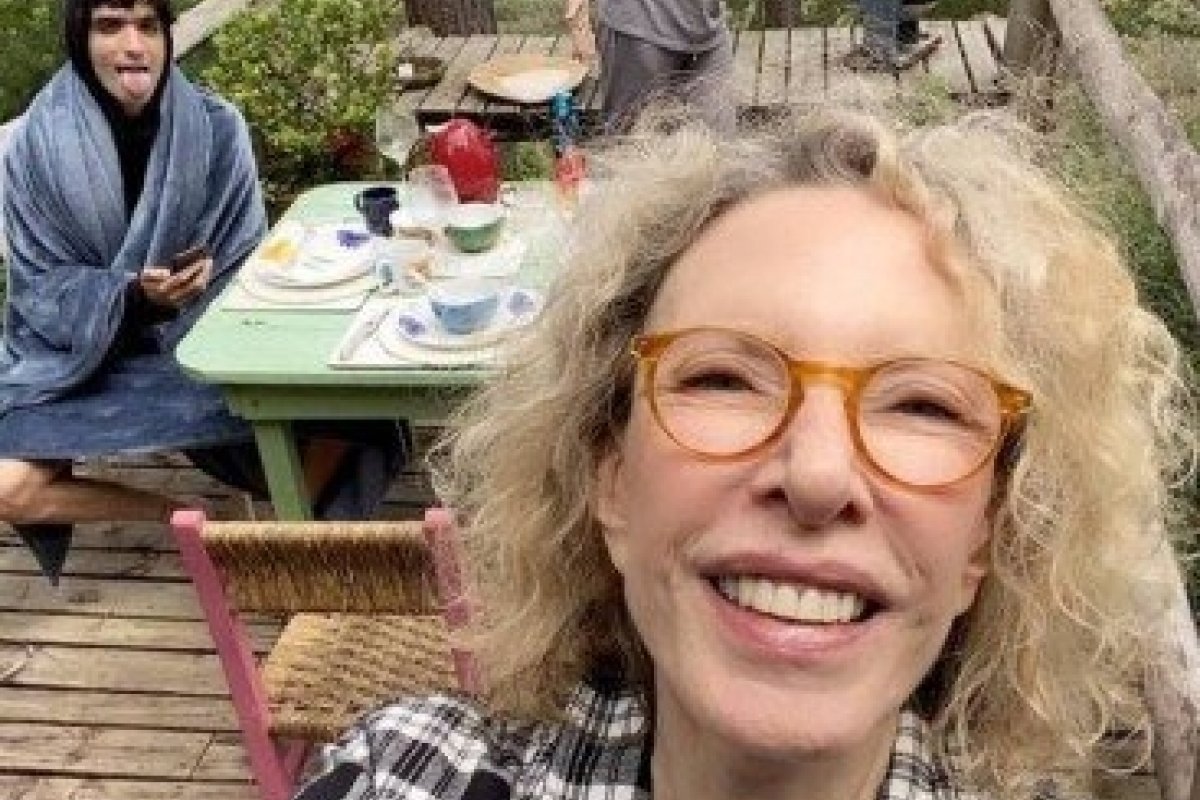Marília Gabriela se isola na serra com o filho ator e o genro para o réveillon
