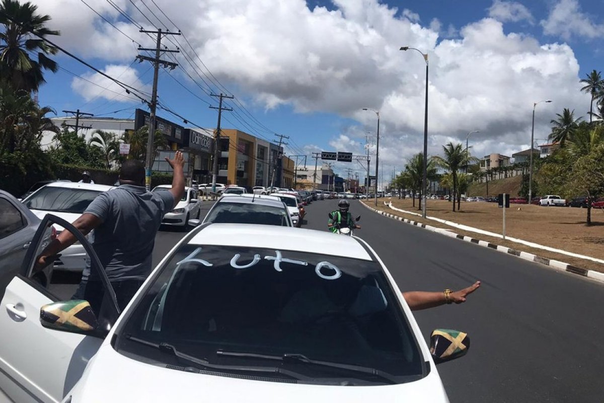 Vídeo: Motoristas por aplicativo fazem protesto após morte de colega na região metropolitana de Salvador