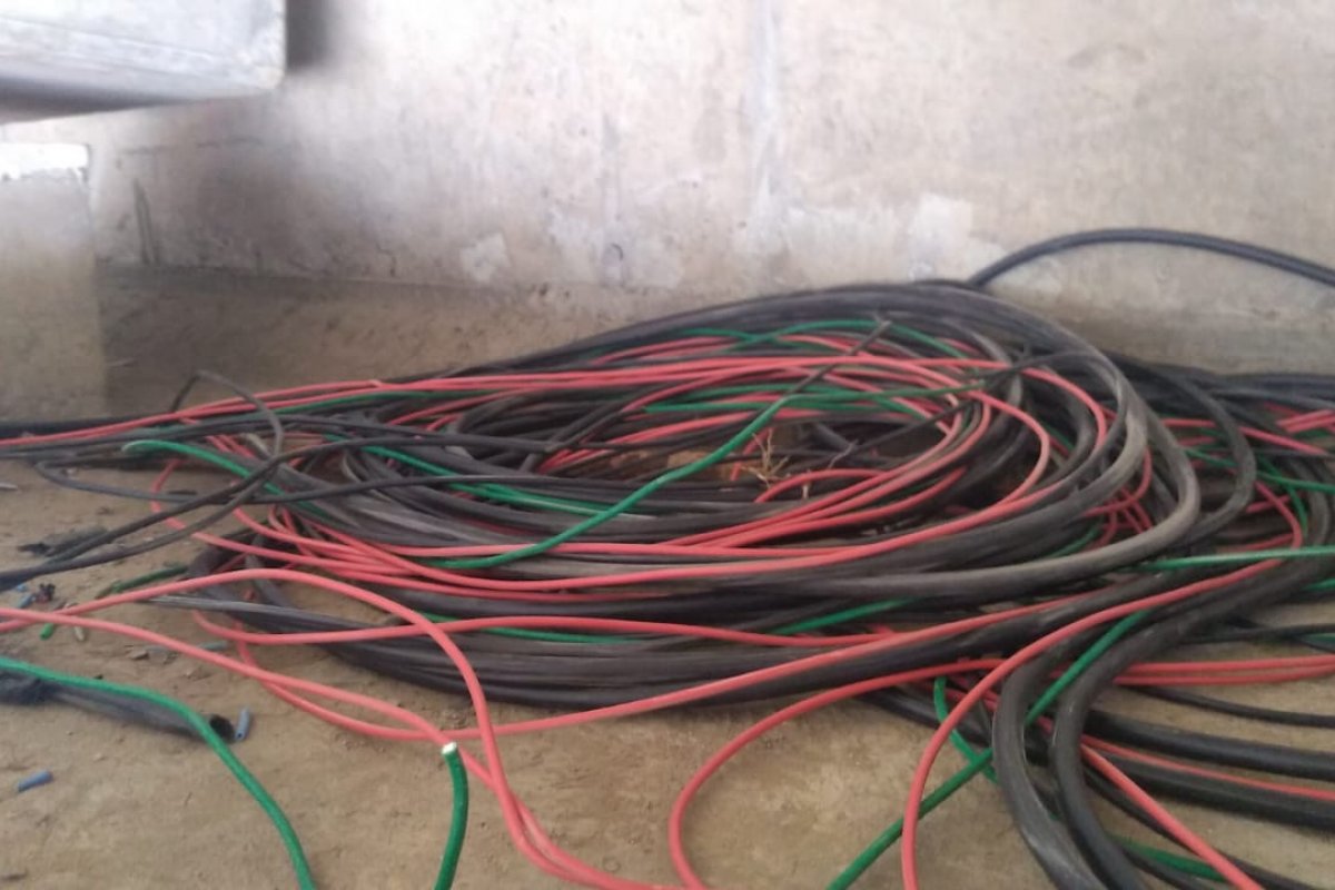 Roubo de fios é flagrado em novo corredor viário do BRT
