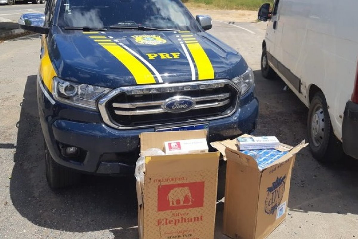 Idoso é flagrado na BR 242 com quase 17 mil unidades de cigarros contrabandeados