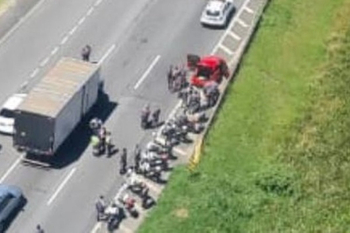 Vídeo: adolescente pega carro escondido do pai, é perseguido e detido em bloqueio