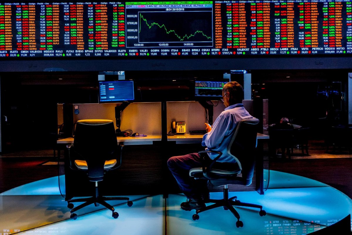 Ações de empresas farmacêuticas sofrem oscilações na bolsa de valores com início da vacinação