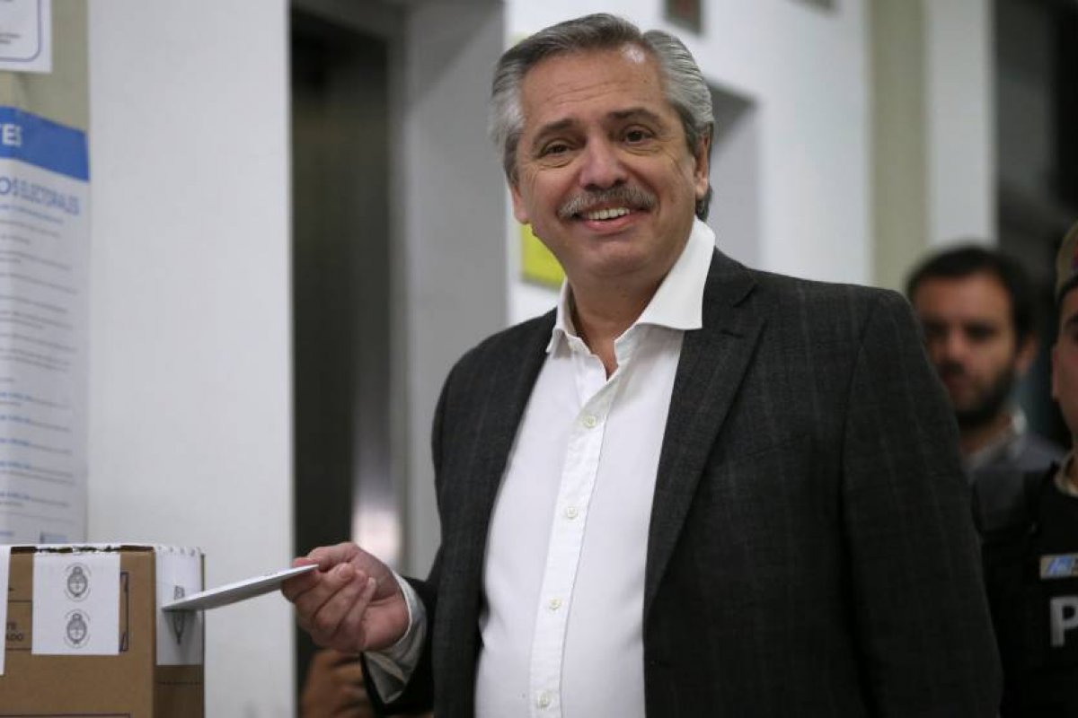 Alberto Fernández vence Macri com folga nas eleições primárias argentinas