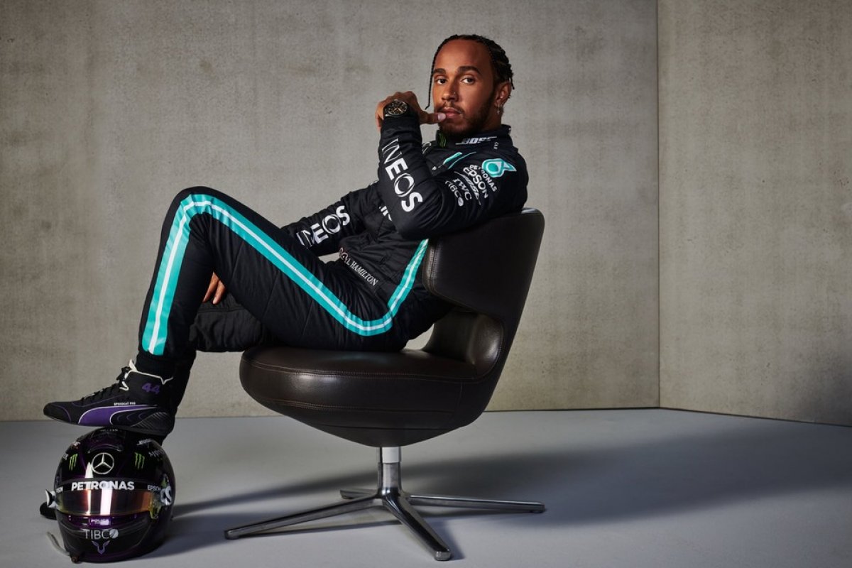 Lewis Hamilton recebe título de cavaleiro britânico