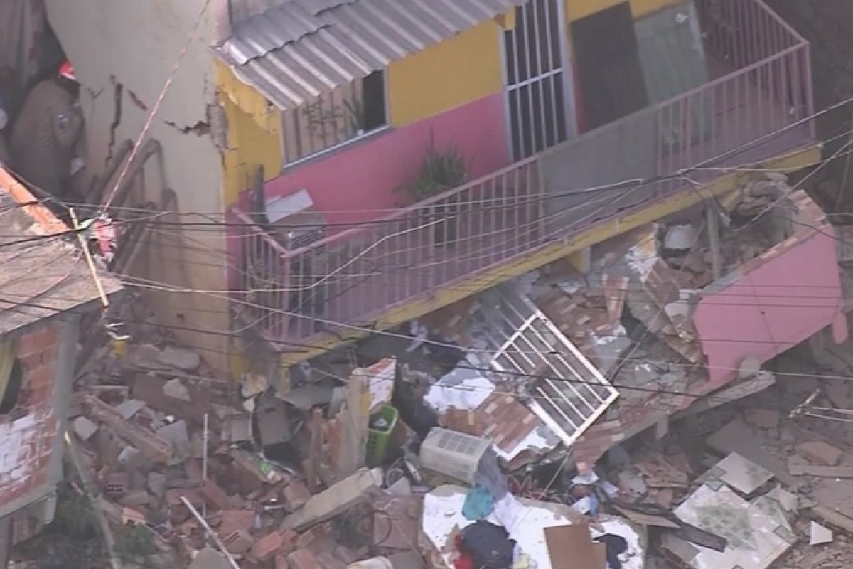 Desabamento deixa duas pessoas desaparecidas em Curicica