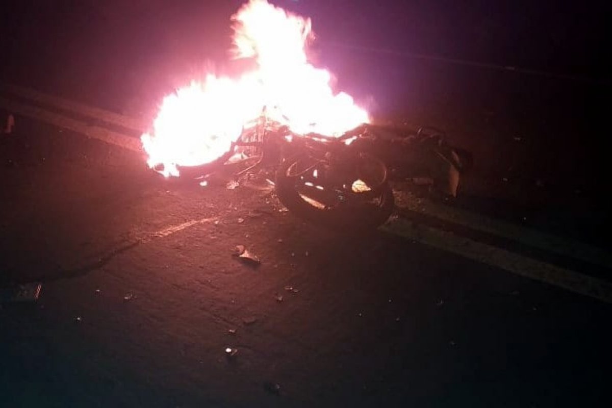 Motociclista morre após colidir moto contra um carro na BR 101