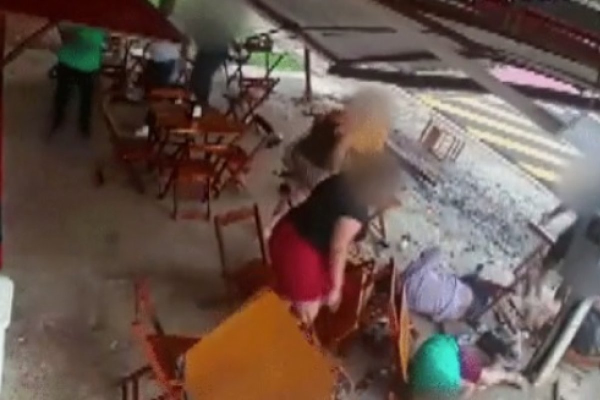 Vídeo: carro invade pastelaria e deixa um morto no interior de SP