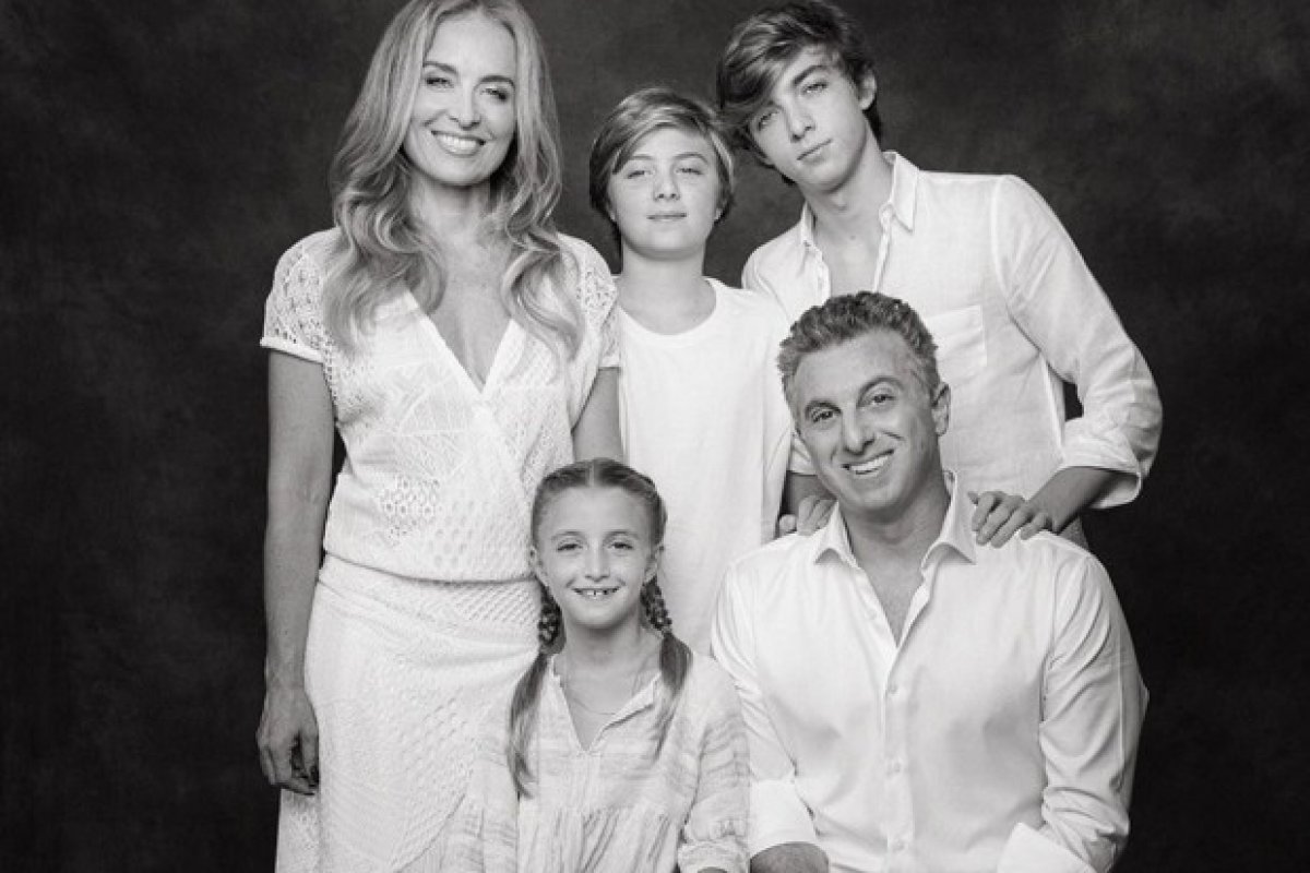 Luciano Huck posa com Angélica e filhos para Réveillon