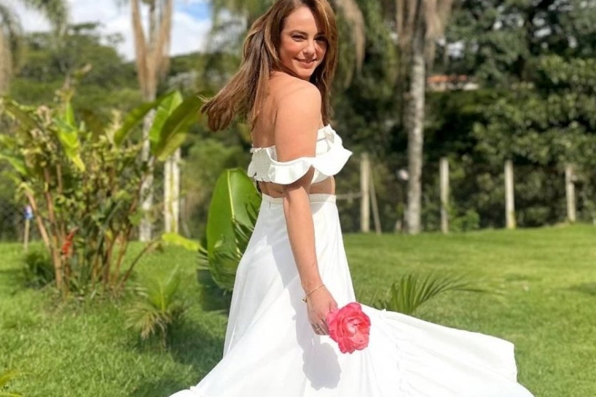 Paolla Oliveira surge deslumbrante em clima de Ano Novo