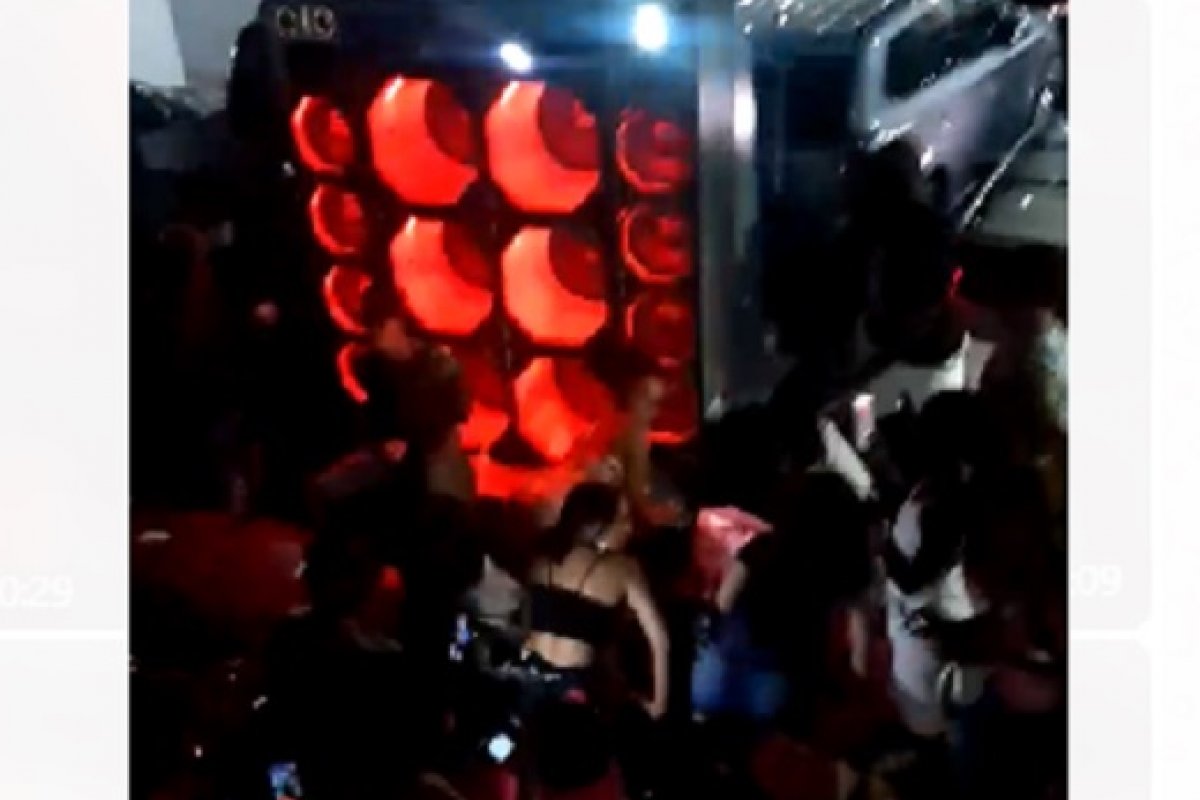 Vídeo: durante travessia, passageiros fazem festa "paredão" no ferry