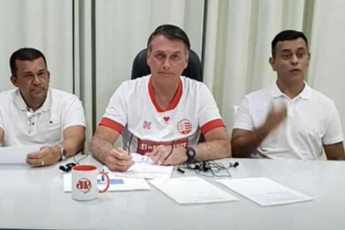 Bolsonaro culpa preço por fracasso nas compras de seringas para vacinação