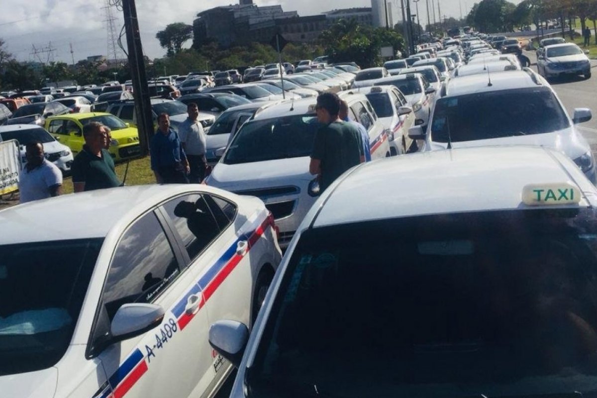 Taxistas fazem carreata pela regulamentação de transporte em Salvador