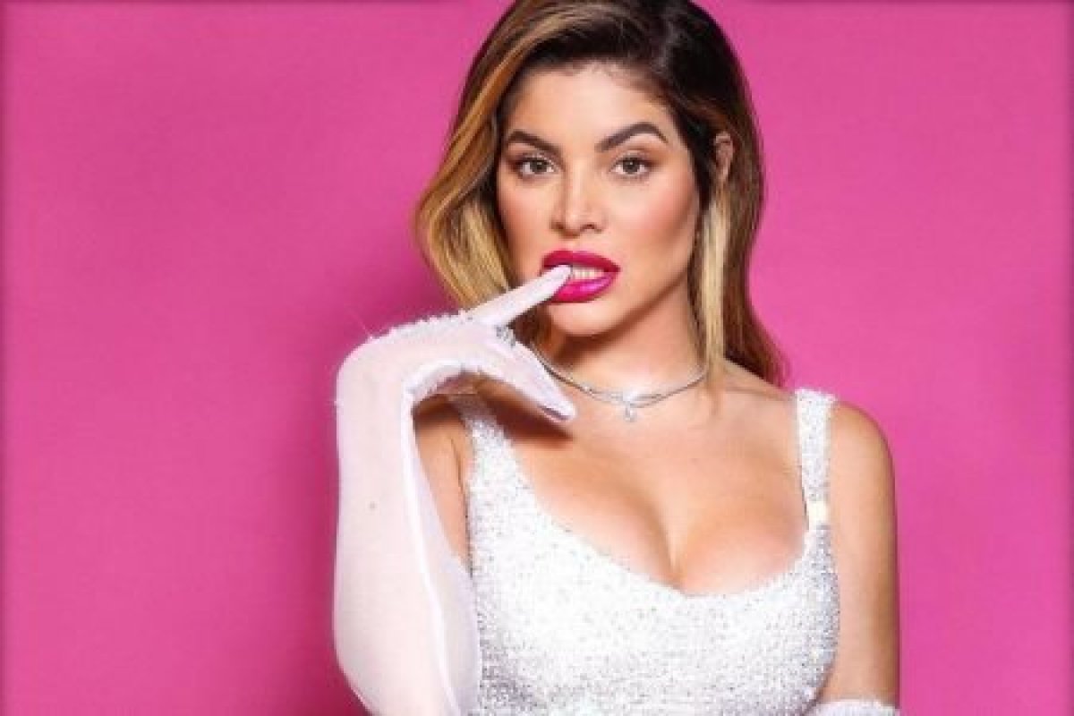 Uau! GKay recria foto de Kim Kardashian com taça de champanhe no bumbum