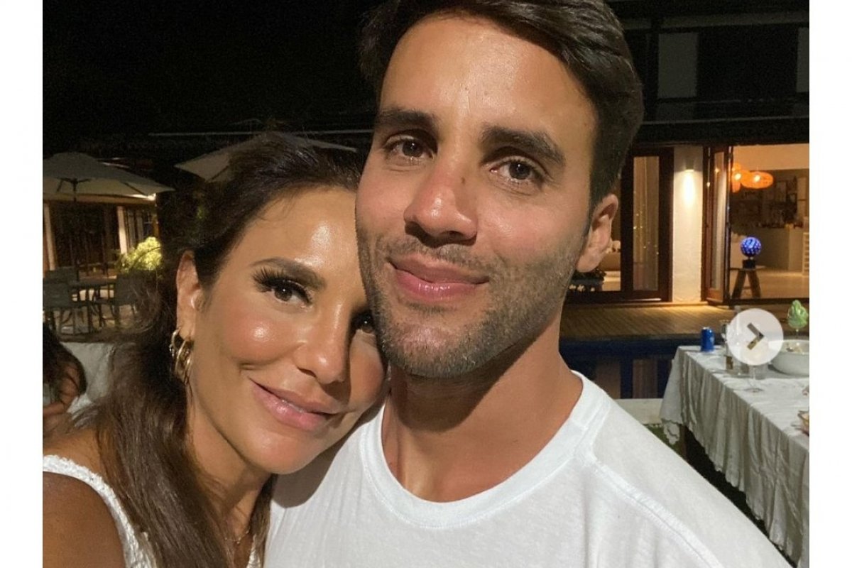 Ivete Sangalo faz fotos românticas de Ano Novo