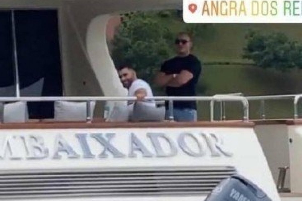 Gusttavo Lima passeia em Angra dos Reis com seu iate de luxo