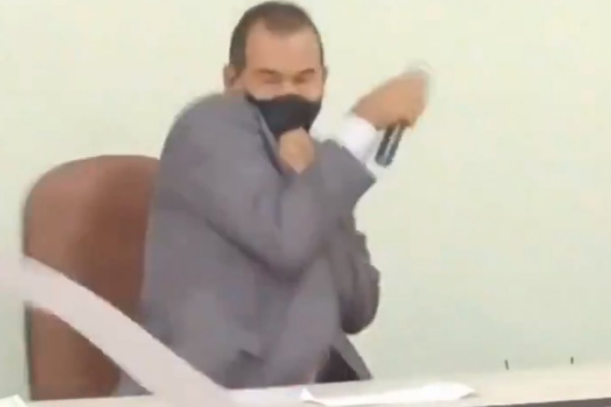 Vídeo: prefeito eleito no oeste da Bahia sofre atentado durante posse