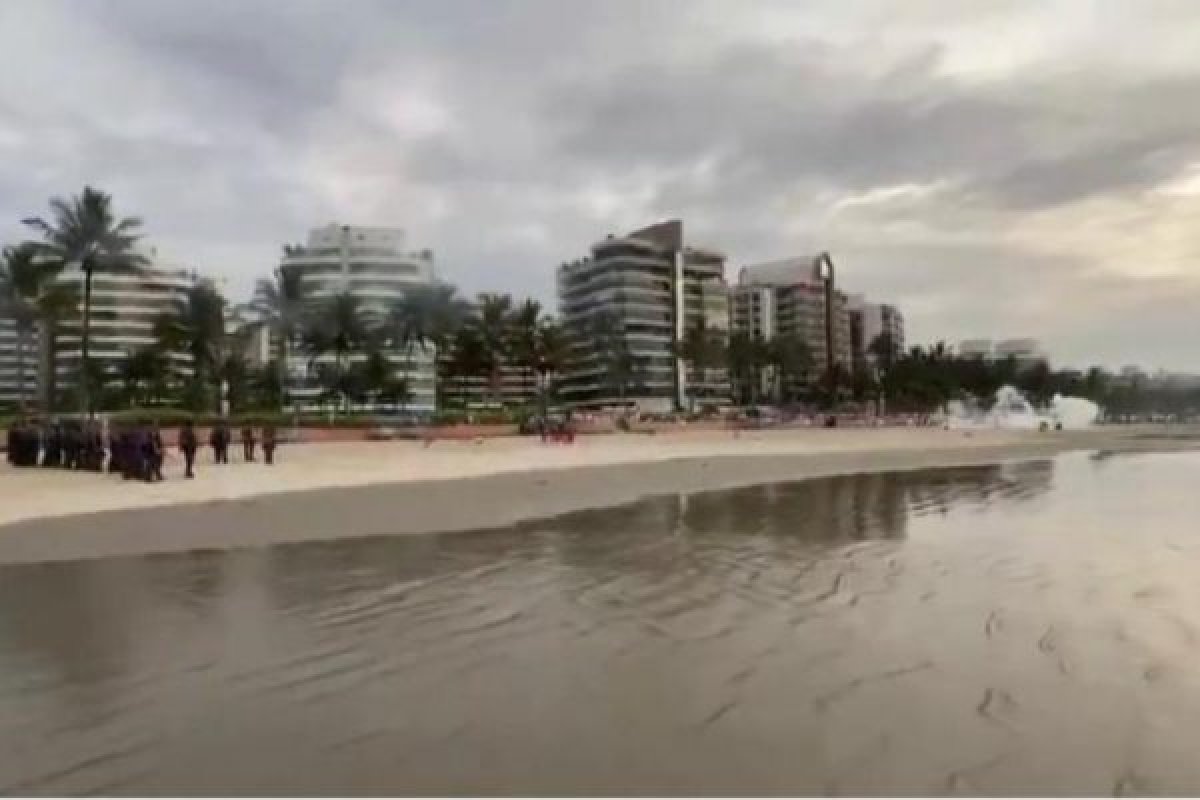 Vídeo: Policiais lançam bombas para dispersar pessoas em praia de SP