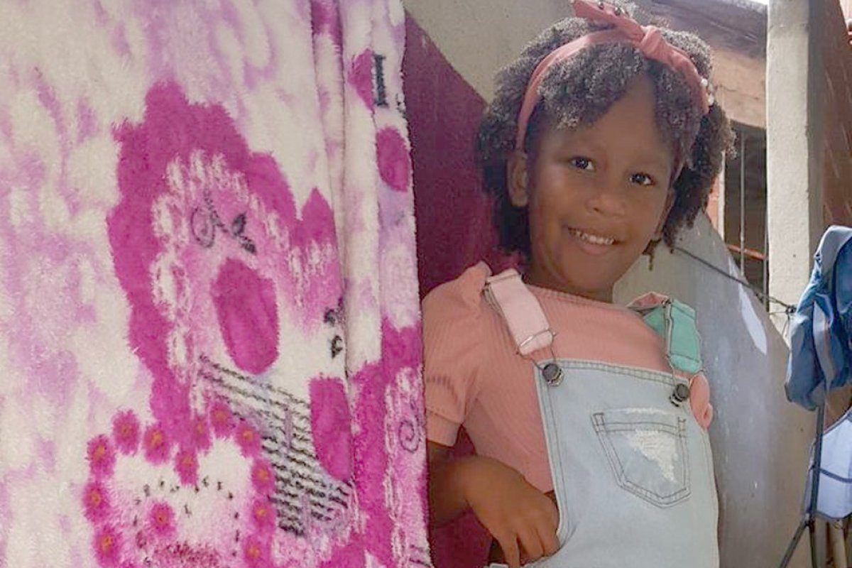 Menina de seis anos é morta por bala perdida durante virada do ano em comunidade no RJ