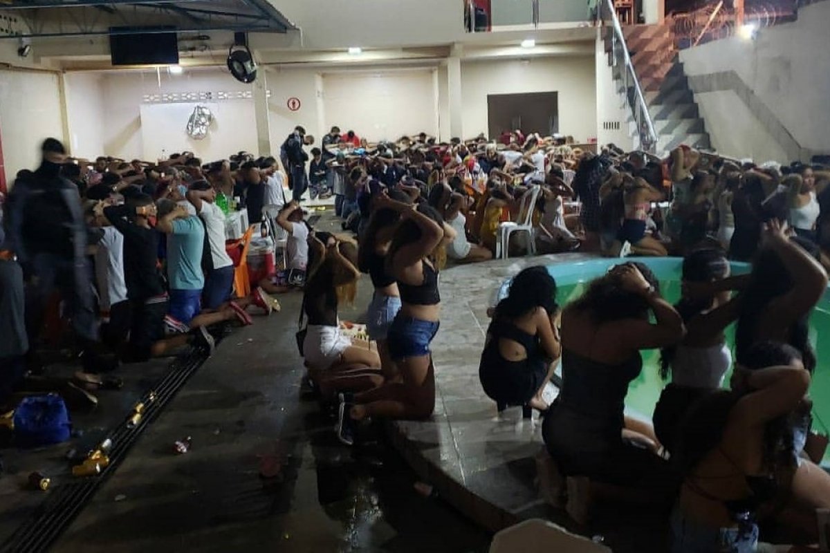 PM encerra festa clandestina com mais de 300 pessoas no Macapá