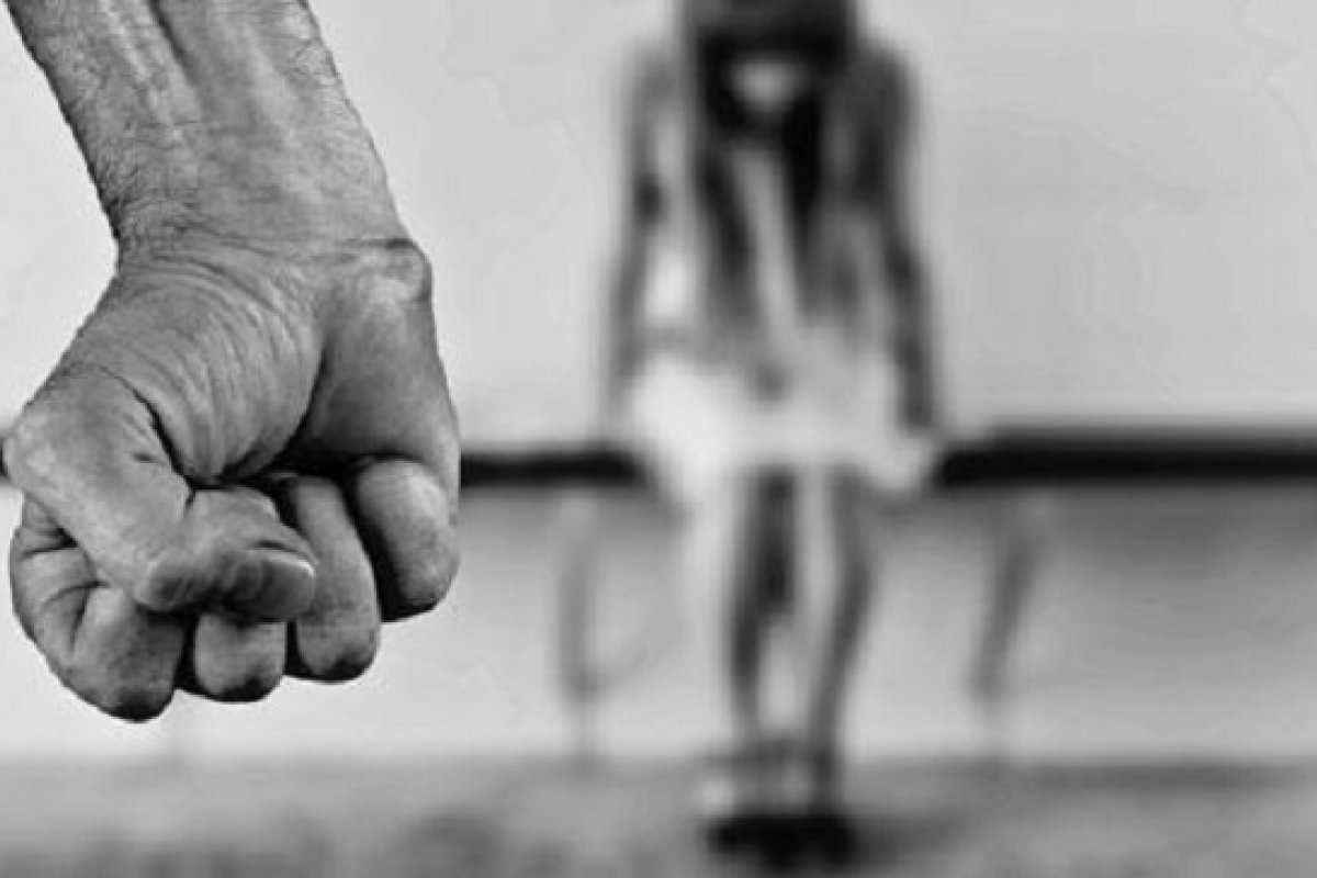 Homem é preso suspeito de agredir filha de 12 anos com soco no rosto