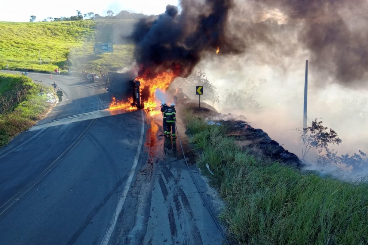 Carreta com carga de papel pega fogo após acidente no sul da Bahia