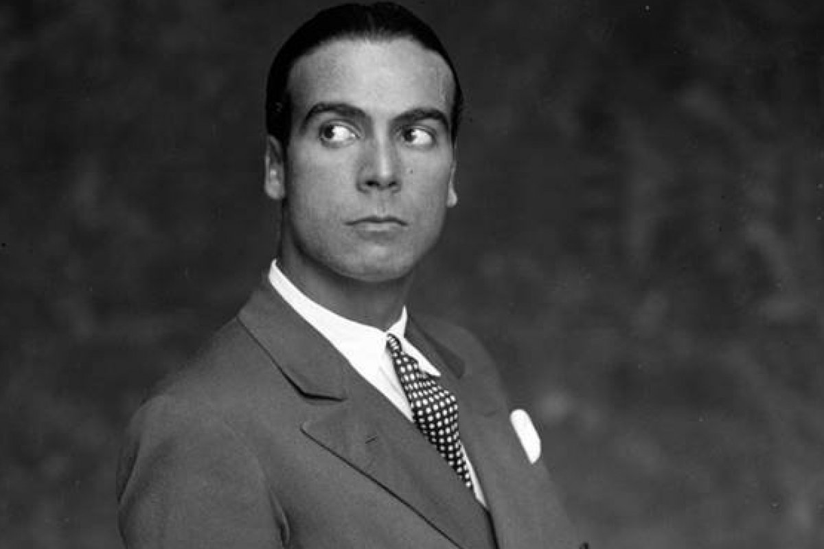 Cristóbal Balenciaga que revolucionou a moda do século 20 com suas formas, ganhará série de TV